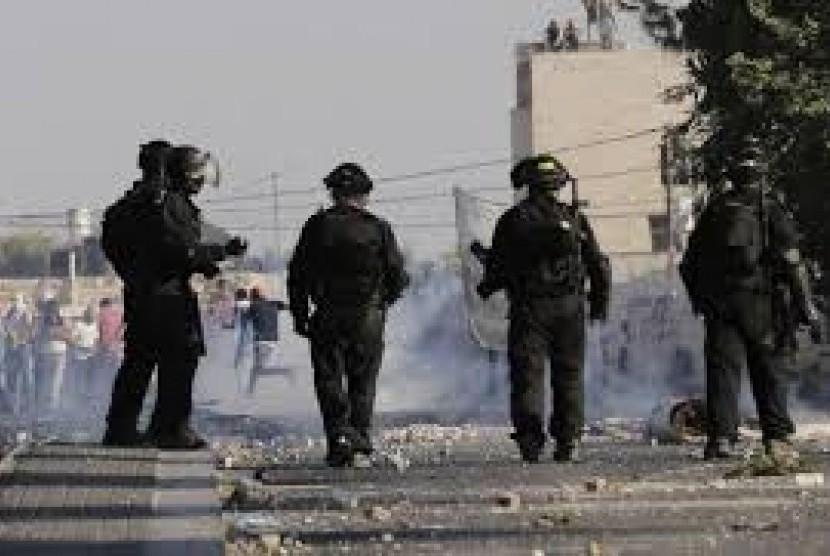 Polisi Israel menembakkan gas air mata ke pemuda Palestina.