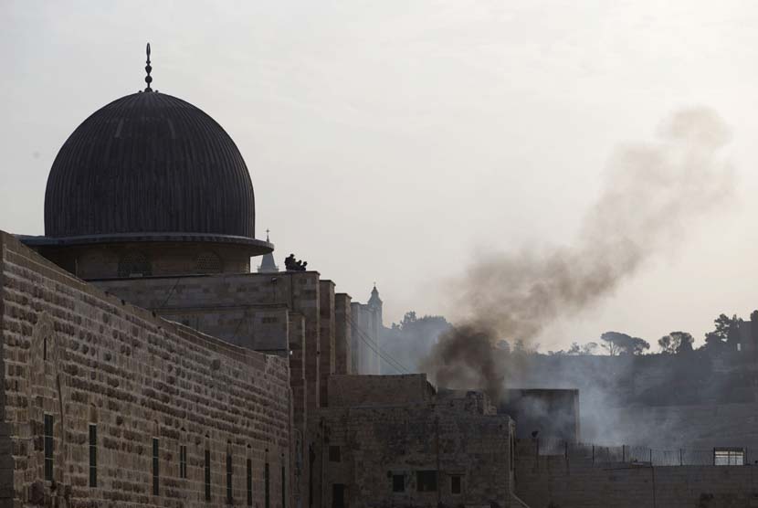 Polisi Israel menerobos kompleks Masjidil Al Aqsa saat terjadi bentrokan dengan pendudukan Palestina. 