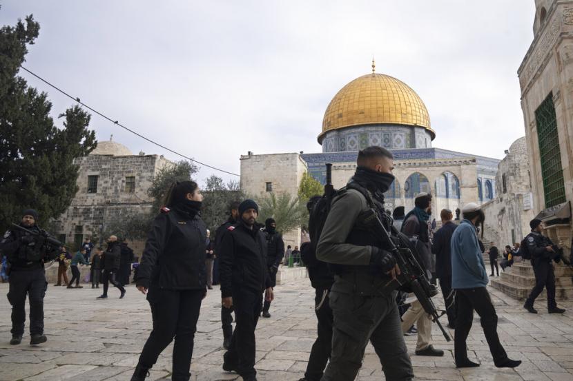 Polisi Israel mengawal pengunjung Yahudi ke kompleks Masjid Al-Aqsa, yang dikenal oleh umat Islam sebagai Tempat Suci Mulia dan bagi orang Yahudi sebagai Temple Mount, di Kota Tua Yerusalem, Selasa, 3 Januari 2023.