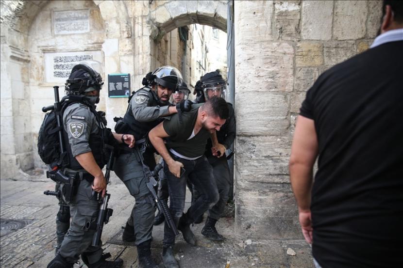 Penjaga Keamanan Israel Tembak Mati Perempuan Palestina. Polisi Israel menyerang warga Palestina dengan gas air mata de dengan peluru karet dan granat kejut di dekat Gerbang Singa Yerusalem Timur pada 10 Mei 2021. 