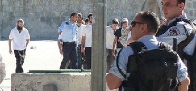 Polisi Israel saat menyelidiki kasus pemerasan dan perampokan di Yerusalem Timur.
