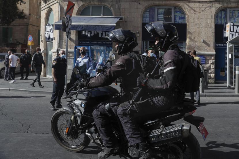  Polisi Israel tiba di lokasi serangan penikaman di Terminal Bus Pusat Yerusalem Senin, 13 September 2021. Paramedis Israel merawat dua orang yang ditikam di dekat Terminal Bus Pusat Yerusalem oleh seorang tersangka penyerang Palestina pada hari Senin.