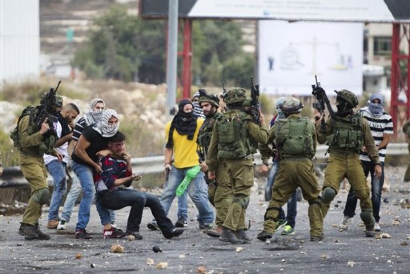 Polisi Israel yang menyamar menangkap pemuda Palestina yang sudah terluka, Rabu (7/10).