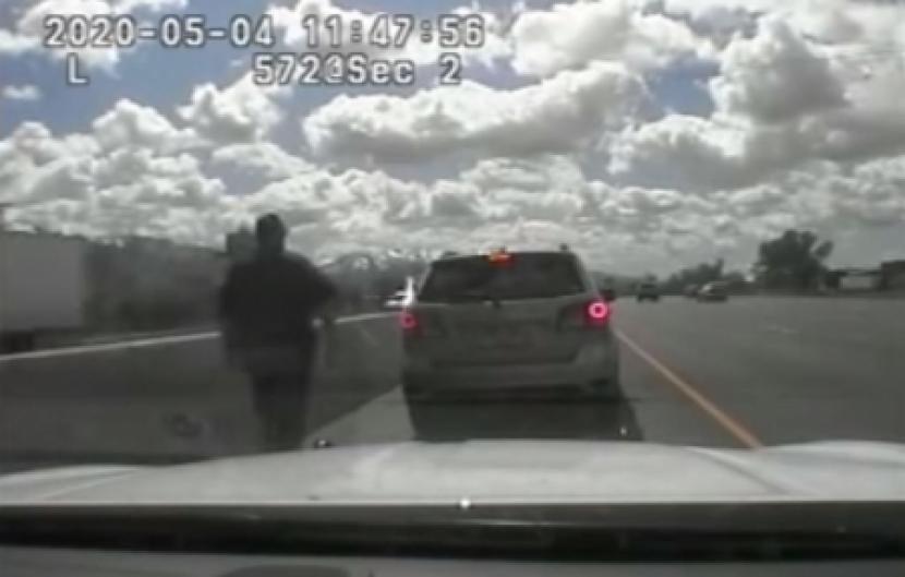 Bocah Lima Tahun di AS Kabur Bawa Mobil Orang Tuanya. Polisi jalan raya di Utah, AS menghentikan sebuah mobil yang ternyata dikenudikan bocah lima tahun.