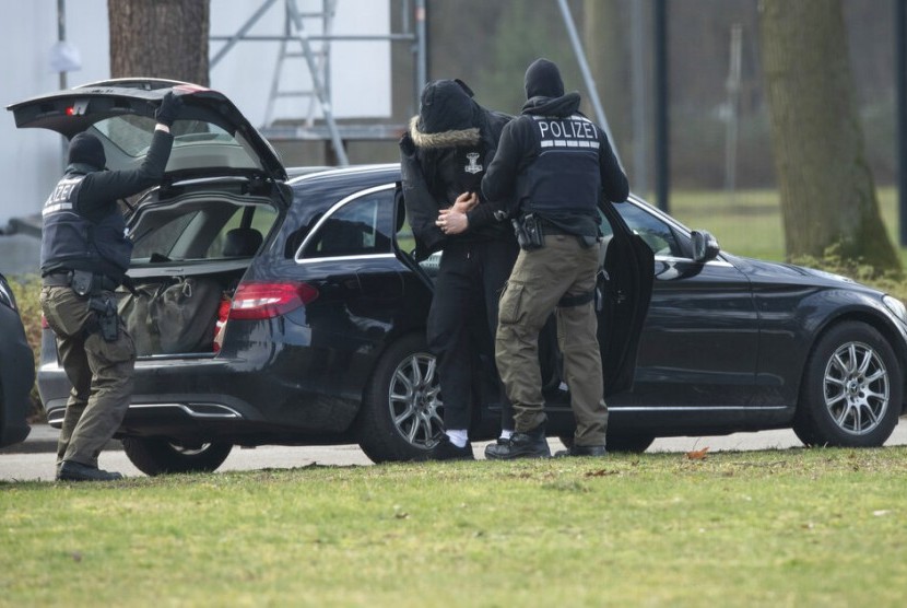 Ekstrem Kanan Jerman Berencana Serang Masjid Bersamaan. Polisi Jerman menangkap salah satu dari 12 anggota sayap kanan ekstrem di Karlsruhe, Jerman, Sabtu (15/2). Mereka yang ditahan diduga membentuk dan mendukung organisasi teroris sayap kanan.