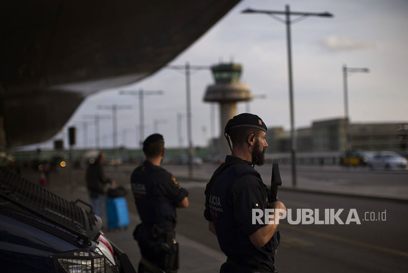 Polisi Katalan Mossos d'Esquadra berjaga di salah satu pintu masuk bandara Barcelona, Spanyol.