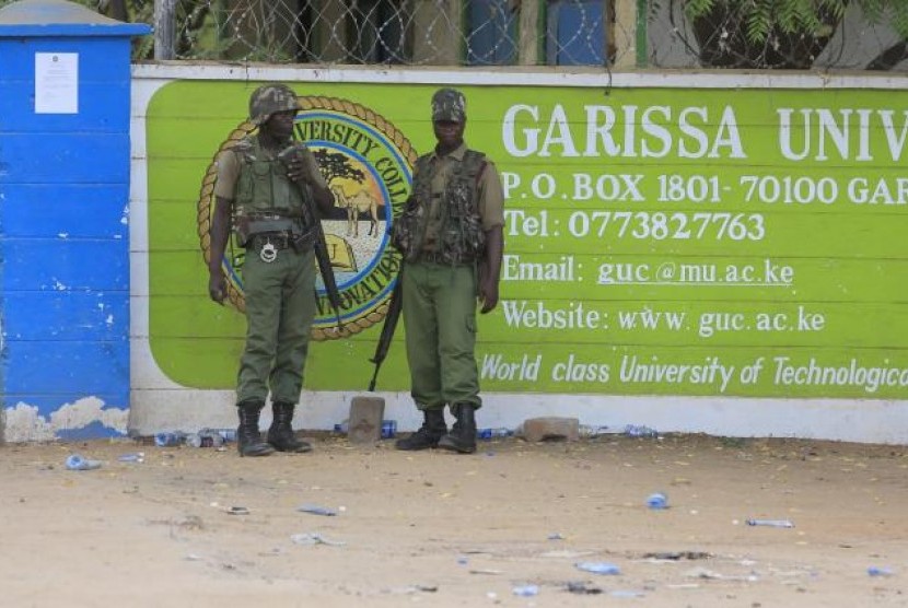 Polisi Kenya berjaga di depan Universitas Garissa, Sabtu (4/4)