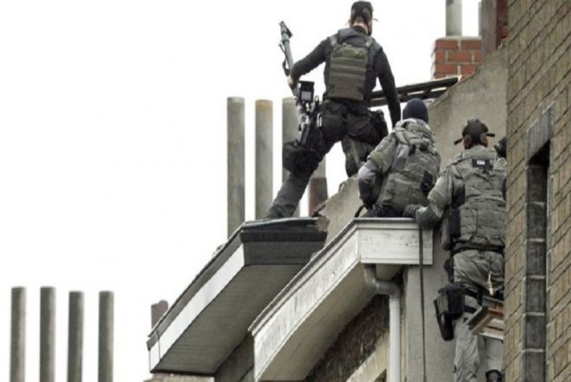 Polisi khusus Belgia memeriksa salah satu rumah yang diduga milik tersangka teroris Paris