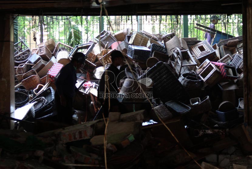   Polisi Khusus KA (Posuska) menertibkan kios-kios pedagang di Stasiun Cikini, Jakarta Pusat, Kamis (22/8). (Republika/Yasin Habibi)