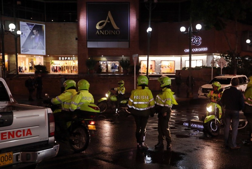 Colombian police patrols arount an upscale Andino mal, Bogota, Saturday (June 17) night local time. At least three dead and nine other injured in an explosion at the second-floor restroom. 