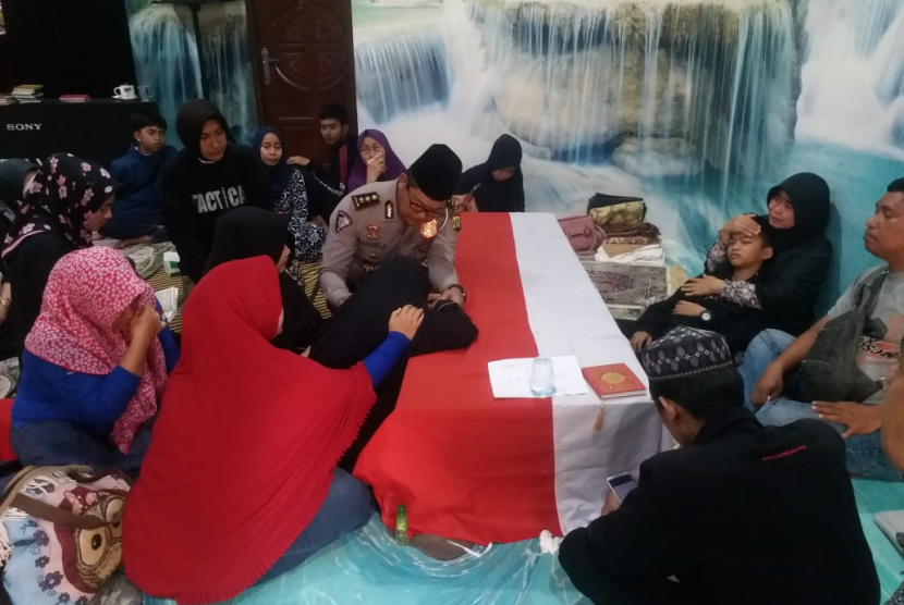 enazah Bripka Rahmat Efendy yang ditembak sesama rekan anggota polisi  Brigadir Rangga Tianto tiba di rumah duka dari Rumah Sakit Polri Kramatjati, Jakarta Timur, Jumat (26/7) pukul 06.00 WIB.