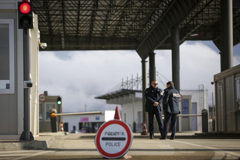  Polisi Kosovo berdiri di perlintasan perbatasan Merdare yang ditutup antara Kosovo dan Serbia. NATO mendesak Kosovo untuk mengurangi ketegangan dengan Serbia