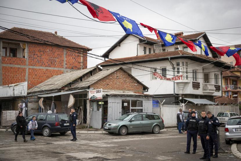 Polisi Kosovo berpatroli di lingkungan komunitas campuran di kota Mitrovica utara yang terpecah secara etnis pada Jumat, 9 Desember 2022. Penegak hukum Kosovo pada Jumat mengatakan seorang petugas terluka oleh pria bersenjata setelah meningkatkan kehadiran polisi karena khawatir akan ketegangan di wilayah utara yang didominasi etnis Minoritas Serbia.