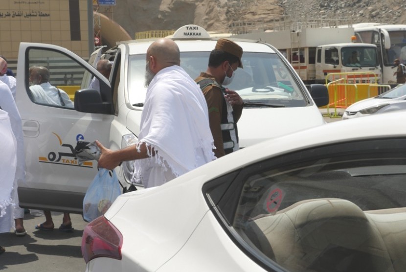  Tertabrak Mobil, Jamaah Haji Indonesia Dilarikan ke Rumah Sakit. Foto ilustrasi:  Polisi lalu lintas Makkah mengamankan jalanan sepanjang Terowongan King Fahd, Makkah