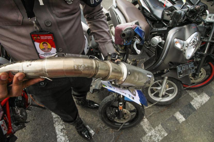Knalpot brong. Polisi mengamankan puluhan motor yang mayoritas sudah dimodifikasi dan berknalpot brong di Ponorogo Jawa Timur.
