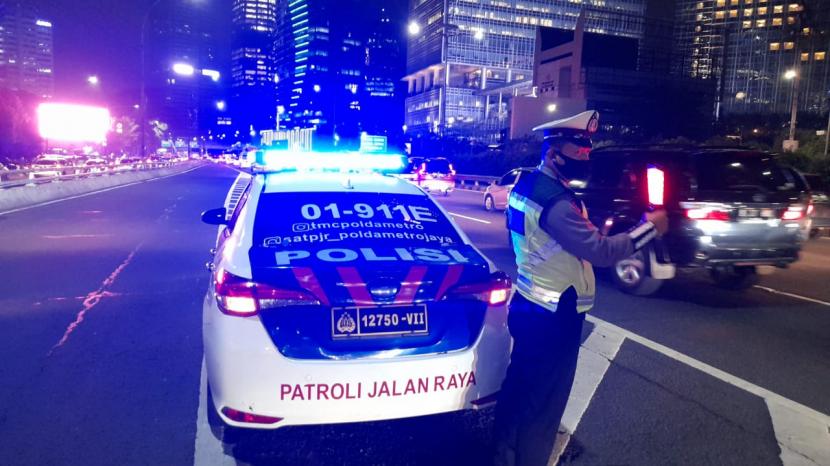 Polisi lalu lintas (polantas) mengatur lalu lintas di Tol Dalam Kota Semanggi, Jakarta (ilustrasi).