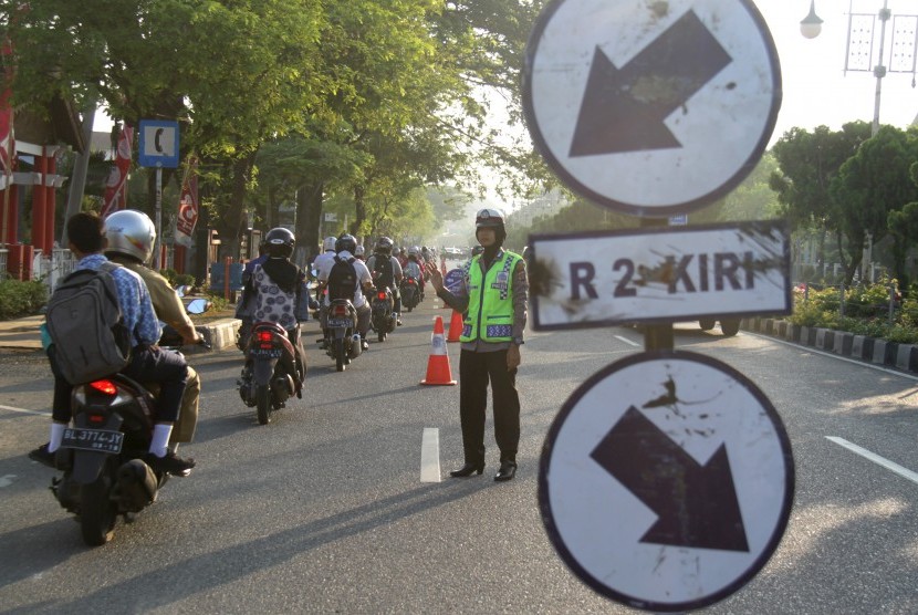 Polisi lalulintas mengatur lalulintas sepeda motor menggunakan jalur kiri di salah satu kawasan kota Banda Aceh, Rabu (23/3).