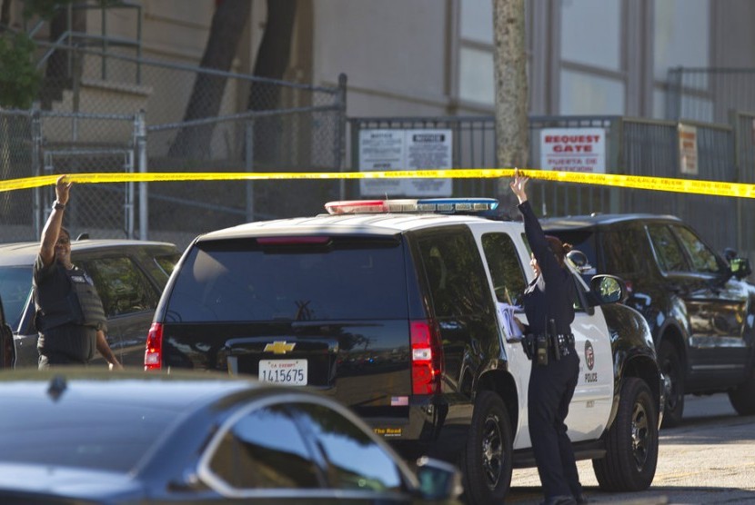 Polisi Los Angeles menyegel sekolah Salvador Castro Middle School di Los Angeles, Kamis (1/2), setelah seorang siswi menembaki teman-temannya. 