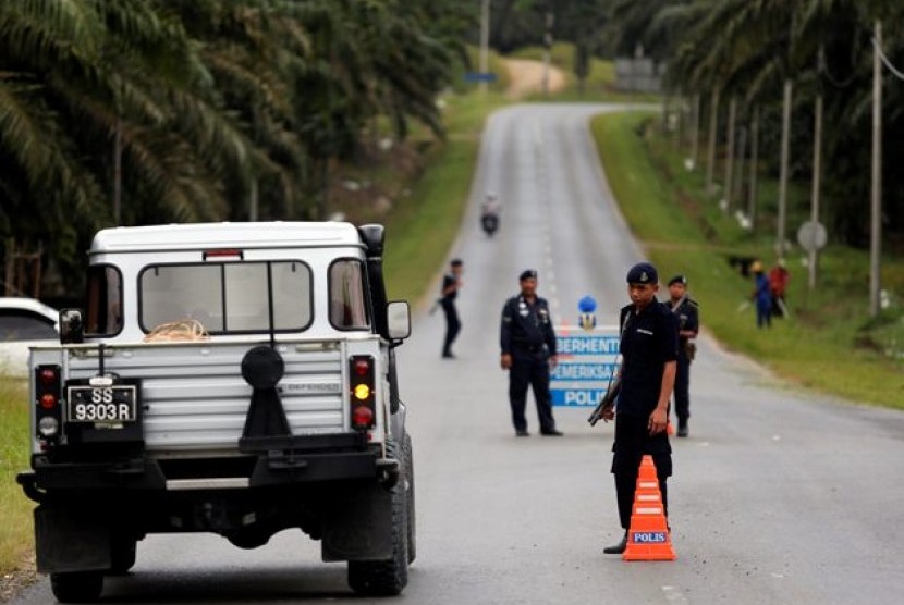Polisi Malaysia memeriksa kendaraan yang lewat di daerah Sabah, Malaysia