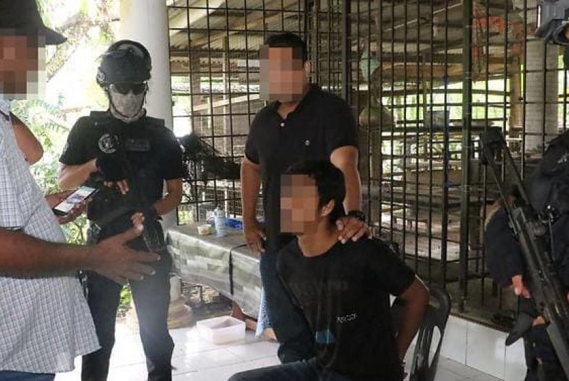 Polisi Malaysia menangkap empat orang yang merencanakan serangan teror skala besar terhadap tempat ibadah non-Muslim dan tokoh penting.