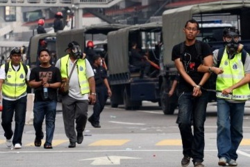 Polisi Malaysia menangkap sejumlah aktivis Koalisi untuk Pemilu Bersih dan Fair, saat demonstrasi menuntut reformasi Pemilu, Sabtu (9/7), di Kuala Lumpur.