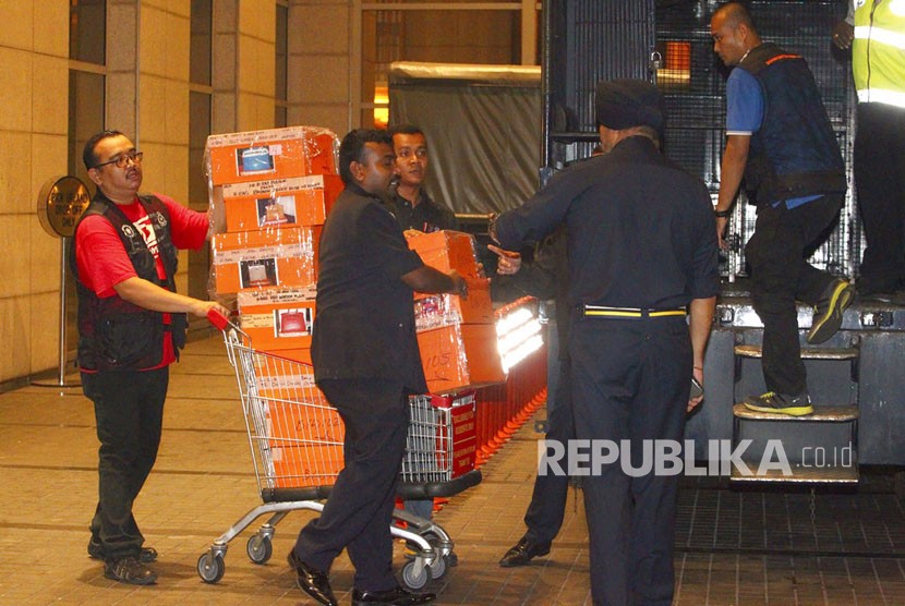  Polisi Malaysia menyita beberapa ratus tas dan lusinan koper berisi uang tunai, perhiasan dan barang berharga lainnya sebagai bagian dari investigasi korupsi dan pencucian uang mantan Perdana Menteri Najib Razak di Kuala Lumpur, Malaysia Jumat, (18/5).