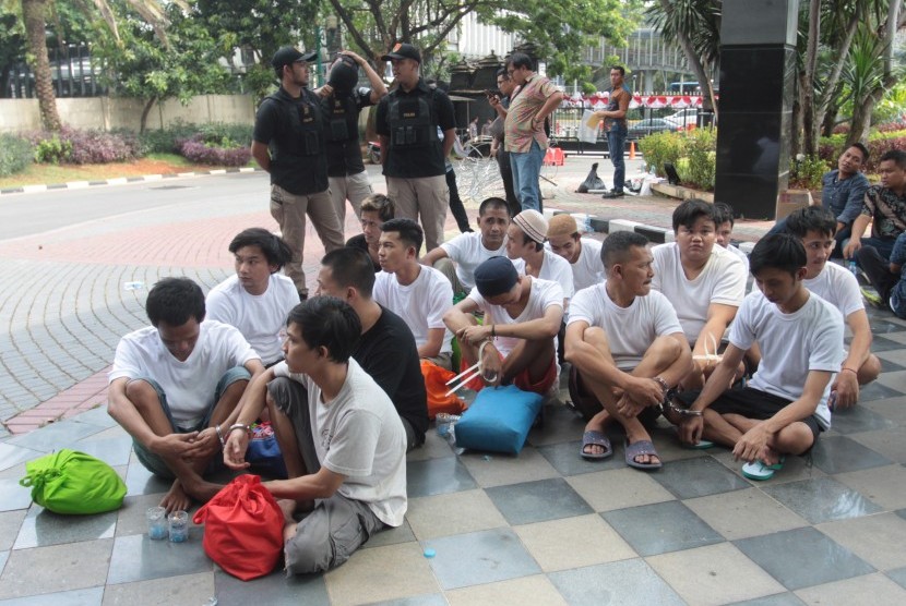 Polisi melakukaan pendataan sejumlah tersangka kasus kerusuhan saat penyerahan tersangka dan barang bukti (tahap II) kasus kerusuhan 21-22 Mei di Polda Metrojaya, Jakarta, Jumat (19/7/2019).