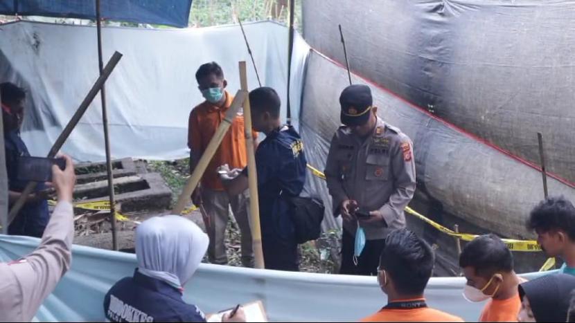 Polisi melakukan ekshumasi atau pembongkaran kuburan jasad seorang perempuan berinisial INS (24 tahun) yang diduga menjadi korban pembunuhan di Kampung Ciburial, Kecamatan Pacet, Kabupaten Bandung, Jumat (2/8/2024). Korban dinyatakan menghilang sejak 7 bulan lalu. 