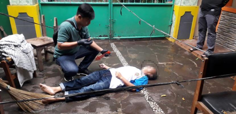 Polisi melakukan identifikasi terhadap penjaga SMPN 13 Bogor, yang ditemukan tewas diduga tersengat listrik, Senin (27/11/2023). 