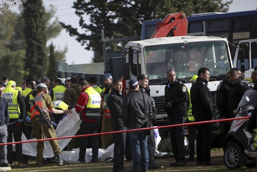 Polisi melakukan investigasi atas serangan truk di Yerusalem yang menewaskan empat orang, (8/1).