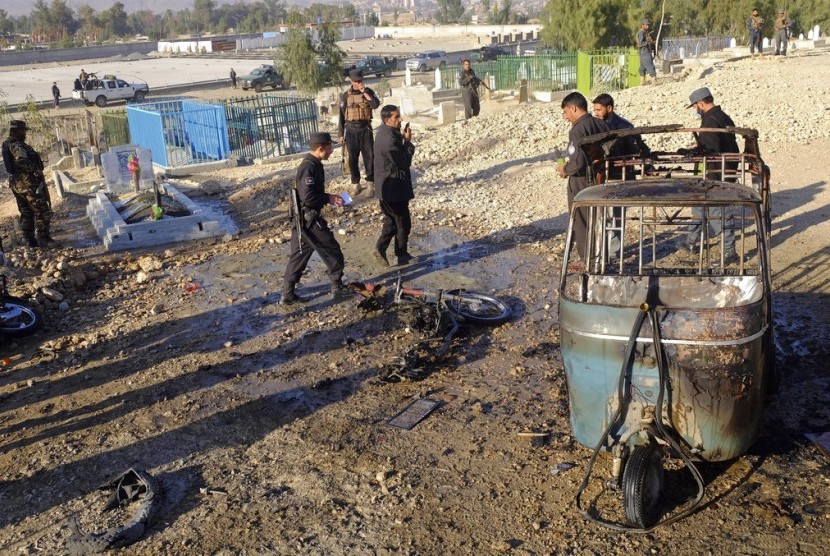 Polisi melakukan olah tempat kejadian perkara bom bunuh diri di timur Afghanistan, Sabtu (30/12).