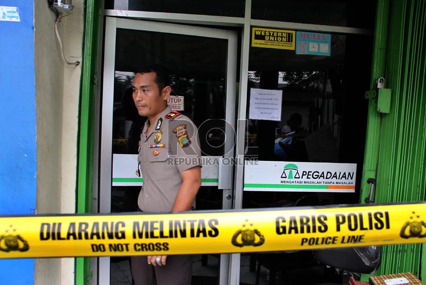   Polisi melakukan olah tempat kejadian perkara di kantor Pegadaian yang dirampok di Jalan Cipeta Raya, Jakarta Selatan, Senin (5/11).    (Yasin Habibi)