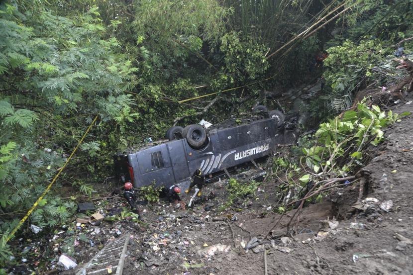 Kecelakaan bus pariwisata yang masuk jurang di Kampung Cirendeu, Desa Manggungsari, Kecamatan Rajapolah, Kabupaten Tasikmalaya, Jawa Barat (ilustrasi).