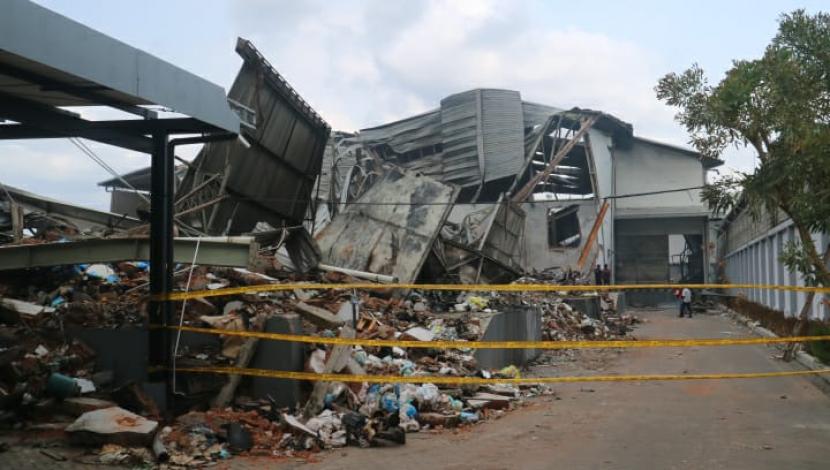Polisi melakukan olah Tempat Kejadian Perkara (TKP) di gudang pabrik PT Unirama Duta Niaga, Karangploso, Kabupaten Malang, Selasa (29/9). 
