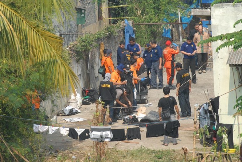 Polisi melakukan olah TKP di lokasi 'Bom Depok'