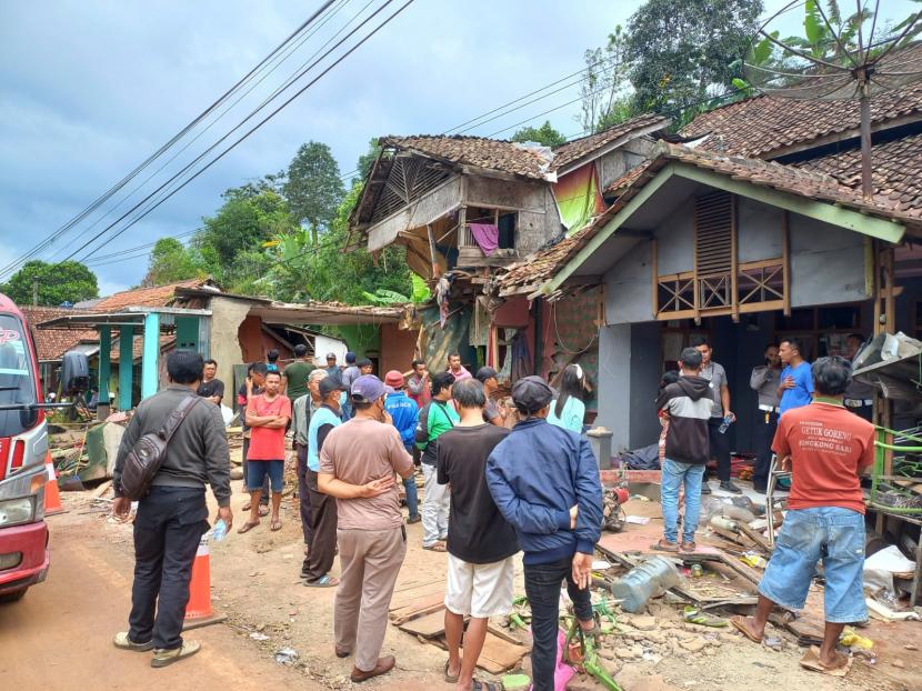 Polisi melakukan olah TKP di lokasi kecelakaan bus pariwisata di Desa Payungsari, Kecamatan Panumbangan, Kabupaten Ciamis, Ahad (22/5/2022). Sebanyak empat orang meninggal dunia akibat kecelakaan tersebut. 