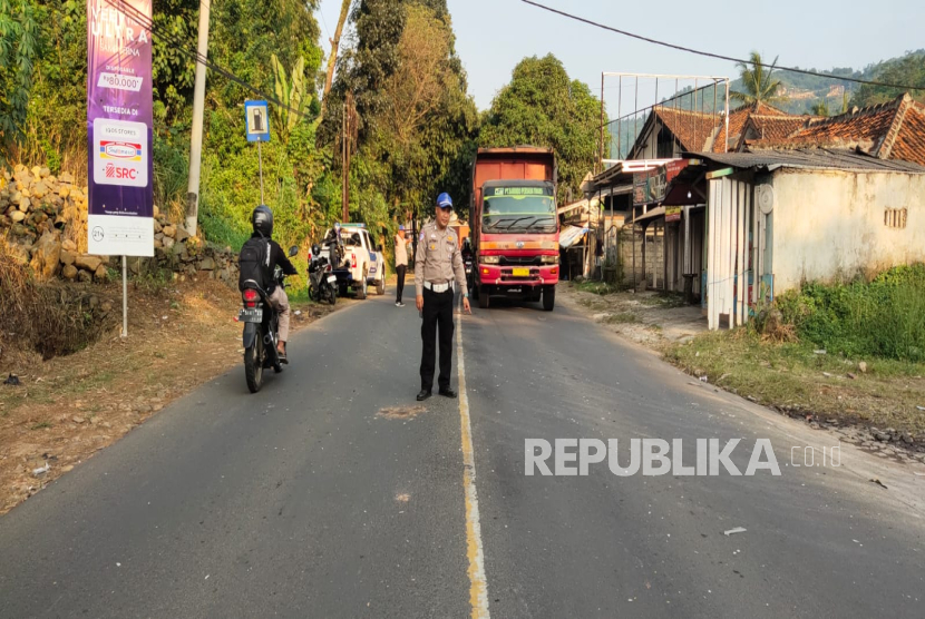Polisi Melakukan Olah TKP di Lokasi Kecelakaan Maut yang Menewaskan Seorang Mahasiswa Asal Jakarta di Jalan Raya Purwakarta tepatnya Kampung Campaka, RT 01/21, Desa Campaka Mekar, Kecamatan Padalarang, Kabupaten Bandung Barat (KBB), Jawa Barat pada Senin (2/6).