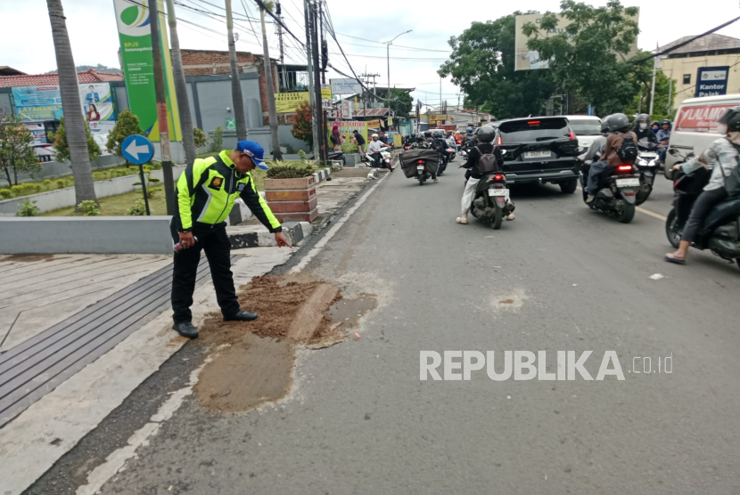 Polisi Melakukan Olah TKP di Lokasi Kecelakaan Maut yang Menewaskan Pelajar di Jalan Jenderal Amir Machmud, Kelurahan Padasuka, Kecamatan Cimahi Tengah, Kota Cimahi, Jawa Barat pada Jumat (14/11/2025) Sore