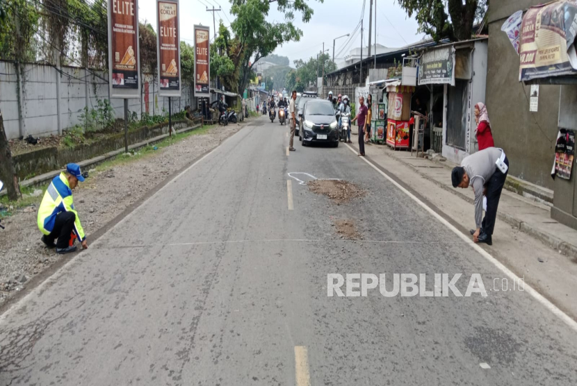 Polisi Melakukan Olah TKP di Lokasi Kecelakaan yang Menewaskan Seorang Mahasiswa di Jalan Raya Batujajar tepatnya di Kampung Laksanamekar, RT 02/05, Desa Laksanamekar, Kecamatan Padalarang, KBB pada Ahad (13/7/2025).