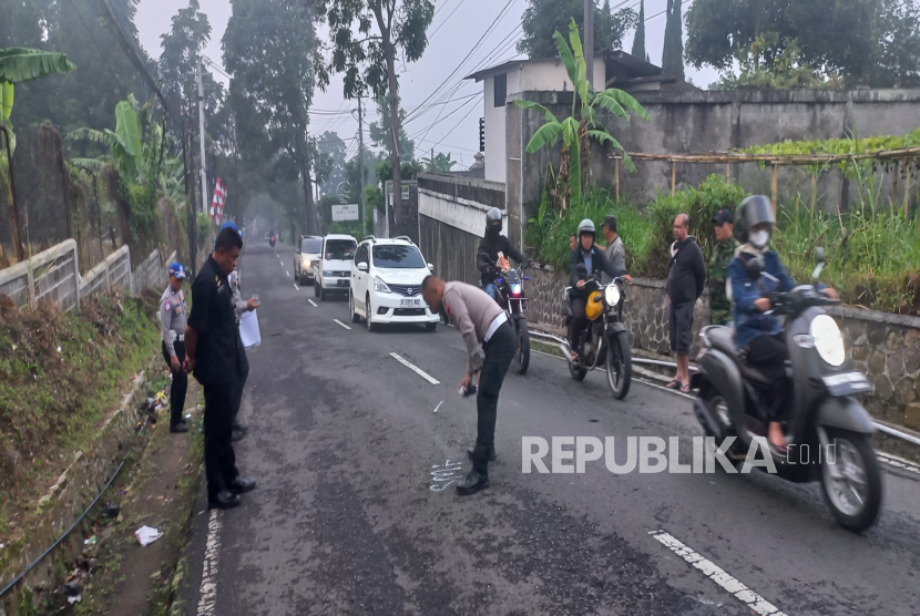 Polisi Melakukan Olah TKP di Lokasi Kecelakaan yang Menewaskan Bocah Berusia 10 Tahun di Jalan Kolonel Masturi, Desa Jambudipa, Kecamatan Cisarua, Kabupaten Bandung Barat (KBB), Jawa Barat