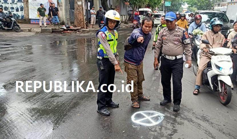 Polisi melakukan olah TKP di lokasi seorang pengendara motor tewas usai tergelincir di Jalan Kopo, Kota Bandung, Jawa Barat, Sabtu (5/10/2024).