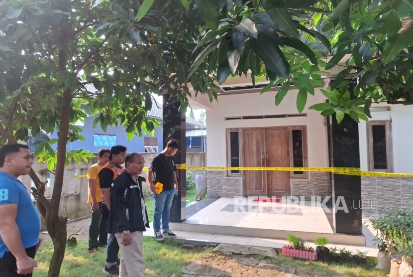 Polisi melakukan olah TKP di rumah warga di Desa Karangkerta, Kecamatan Tukdana, Kabupaten Indramayu. Pemilik rumah, N (28), menjadi korban penusukan oleh orang tak dikenal. 