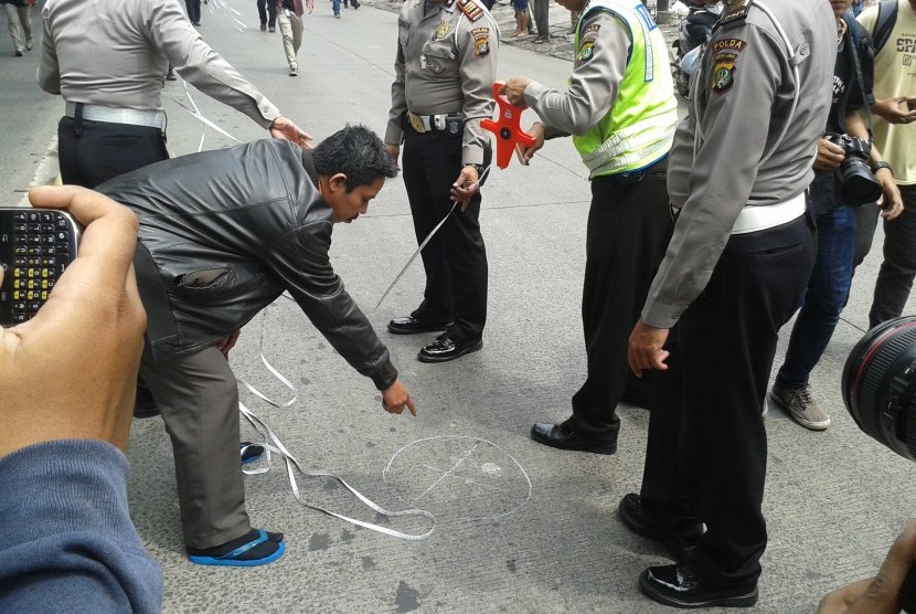 Polisi melakukan olah TKP kecelakaan maut di Jalan Arteri Pondok Indah, Rabu (21/1) 