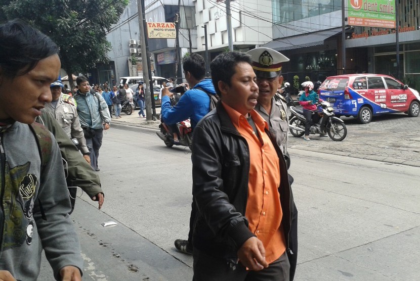 Polisi melakukan olah TKP kecelakaan maut di Jalan Arteri Pondok Indah, Rabu (21/1) 