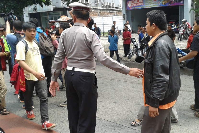Polisi melakukan olah TKP kecelakaan maut di Jalan Arteri Pondok Indah, Rabu (21/1).   (Republika/Adysha Ramadani)
