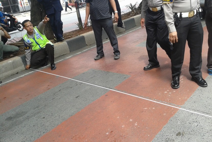 Polisi melakukan olah TKP kecelakaan maut di Jalan Arteri Pondok Indah, Rabu (21/1).   (Republika/Adysha Ramadani)