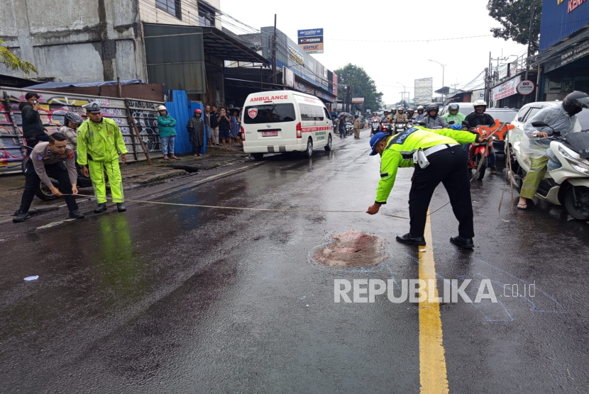 Polisi Melakukan Olah TKP Kecelakaan Maut di  Jalan Raya Jendral Amir Machmud, Kelurahan Padasuka, Kecamatan Cimahi Tengah, Kota Cimahi, Jawa Barat pada Rabu (21/5).