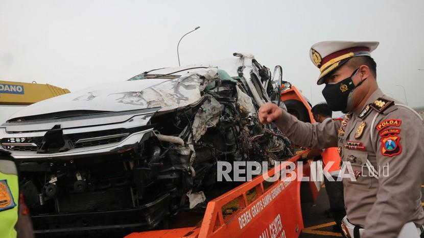 Polisi melakukan olah TKP kecelakaan mobil Pajero nopol B 1264 BJU yang ditumpangi artis Vanessa Angel dan keluarganya usai mengalami kecelakaan di ruas tol Jombang-Mojokerto KM 672 arah Surabaya di Bandarkedungmulyo, Kabupaten Jombang, Jawa Timur, Kamis (4/11/2021). Kecelakaan tersebut menewaskan Vanessa Angel dan suaminya Febri Ardiansyah, sementara tiga orang penumpang lainnya mengalami luka-luka.