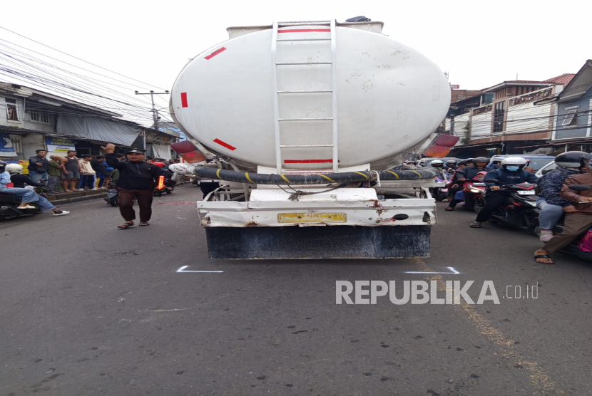 Sepeda Motor Terlindas Truk Besar di Bandung Barat, Begini Nasib Pengemudinya