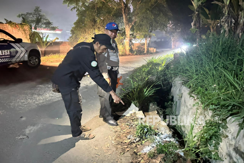Polisi Melakukan Olah TKP Kecelakaan Tunggal di Kampung Sukamaju, RT 05/06, Desa Padalarang, Kecamatab Padalarang, Kabupatwn Bandung Barat (KBB), Jawa Barat.